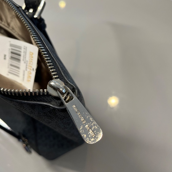 Michael Kors purse Model Ciara Admiral with silver zip NWT - Picture 5 of 8